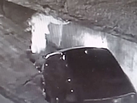 Momento em que o sr. veio ajudar a condutora a sair do carro