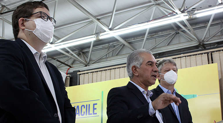 Governador Reinaldo Azambuja (centro) acompanhado do secretário Jaime Verruck (direita) e do diretor-presidente da Energisa, Marcelo Vinhais (esquerda)