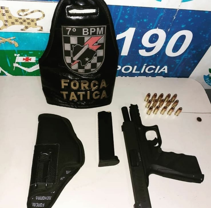 Arma e munições apreendidas durante a Operação Arrastão