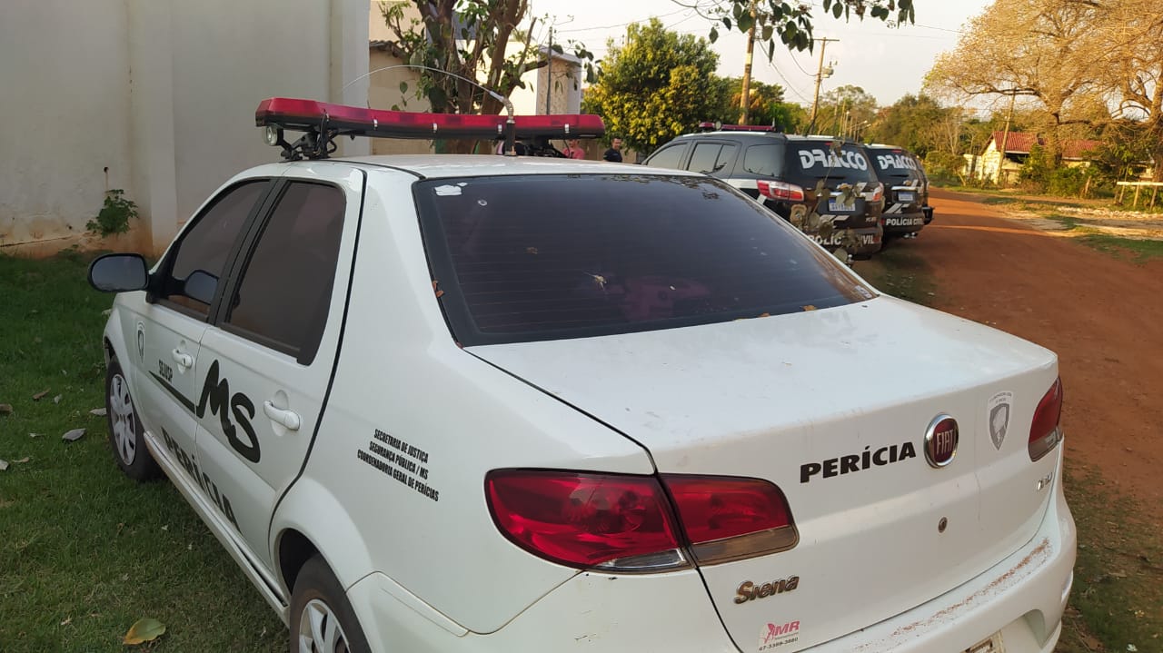 Policiais averiguam o local que seria esconderijo do grupo de criminosos