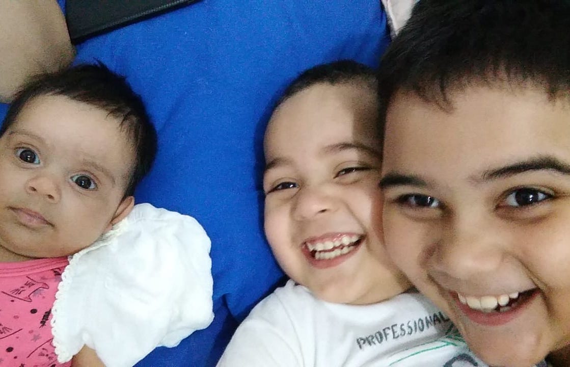Selfie com os irmãos Gabriel, de 10 anos, e a bebê Clara de 7 meses; juntos, família vive sob adaptação da doença