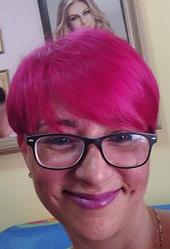 Em 2019, a professora tingiu os cabelos de rosa para comemorar o feito da aluna.