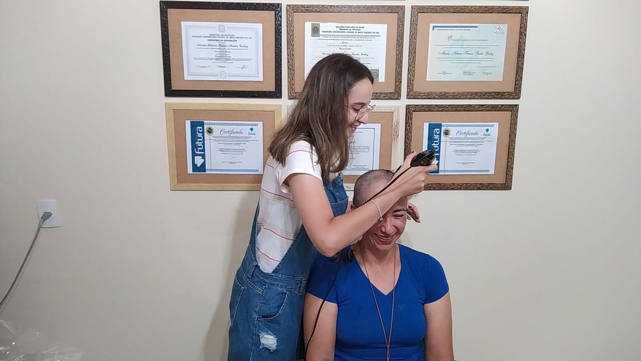 A aluna Ana Beatriz, que tirou nota 1000, foi a responsável por raspar os cabelos da professora