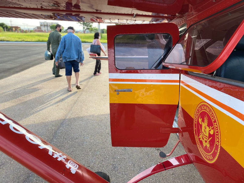 Equipe utilizou helicóptero para fazer transporte