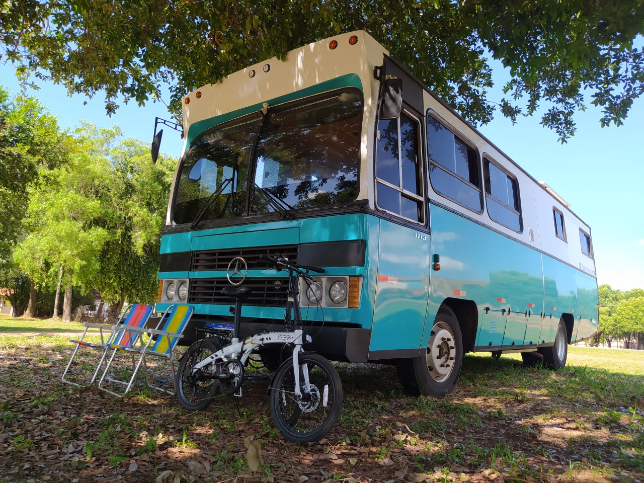 Casal decidiu transformar um ônibus em novo lar