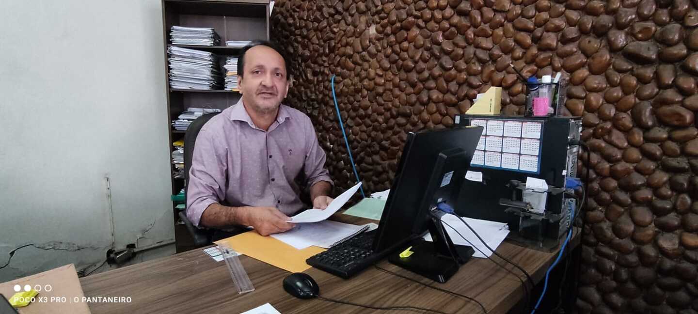 Hoje aposentado há 6 anos, ainda atua junto a sua carreira como corretor de imóveis, pois faz ambos com amor.
