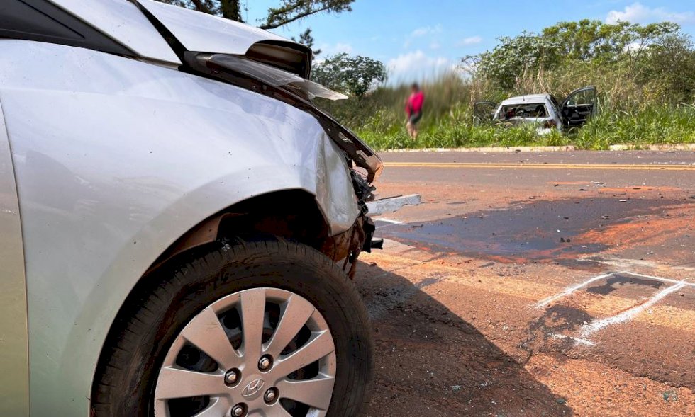 HB20 com frente destruída