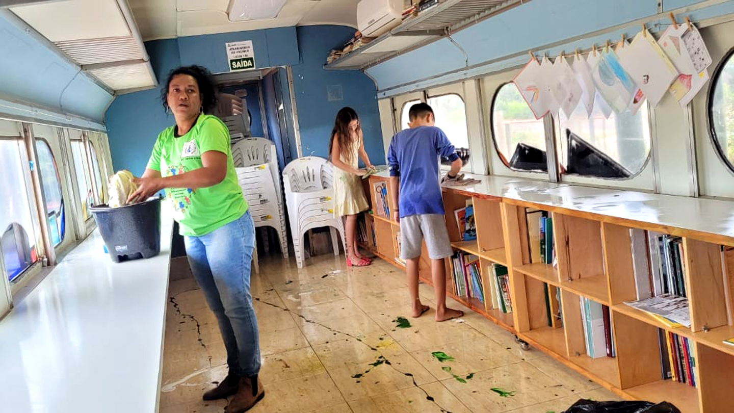 Ataque criminoso à Biblioteca Comunitária Roda Vida deixa vagões vandalizados
