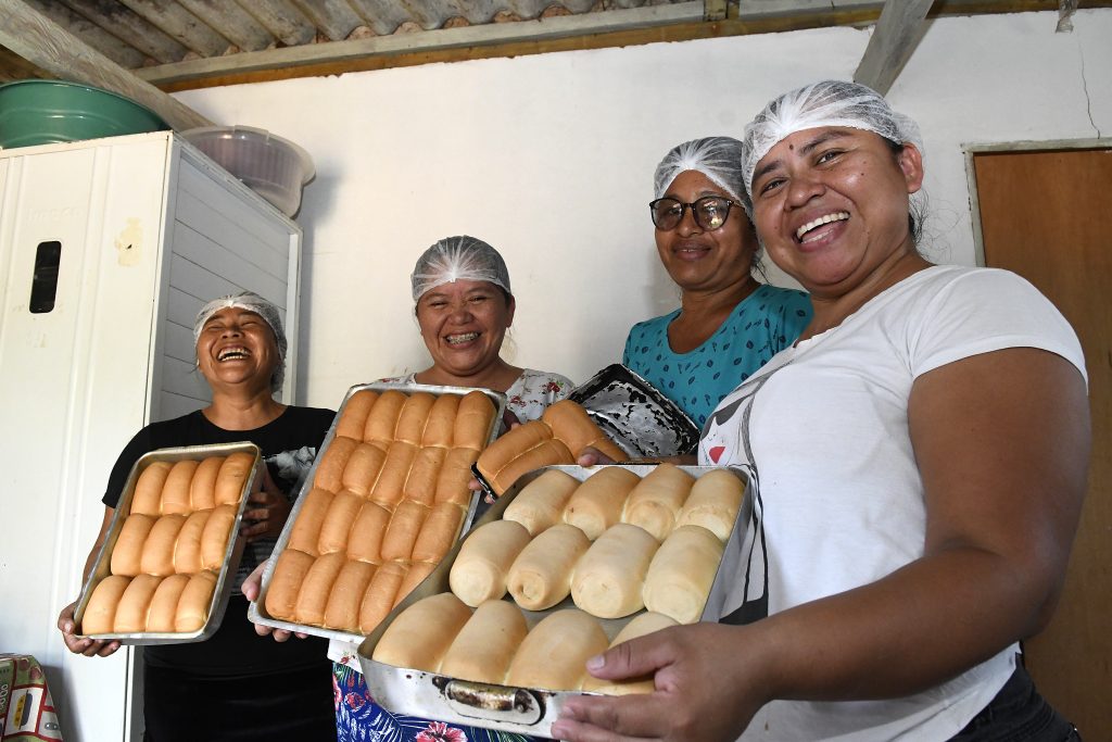 Mulheres terenas mostram a produção de pães