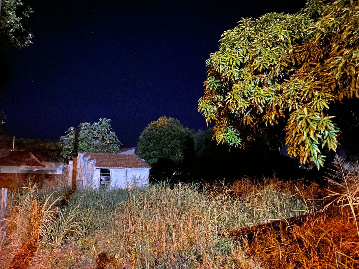 Casa abandonada e sem cercamento é utilizada como ponto de acesso para bandidos