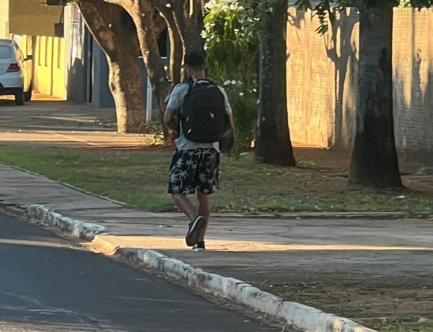 Suspeito foi flagrado por câmeras de segurança da região