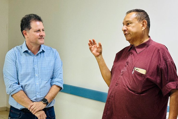 Renato Câmara ao lado do diretor administrativo do Hospital Funrural, Eulálio Abel Barbosa, durante a entrega do novo eletrocardiograma.