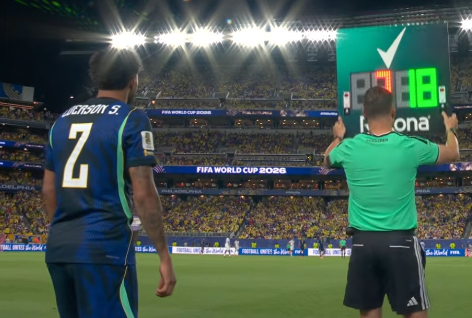Ederson entrando em campo
