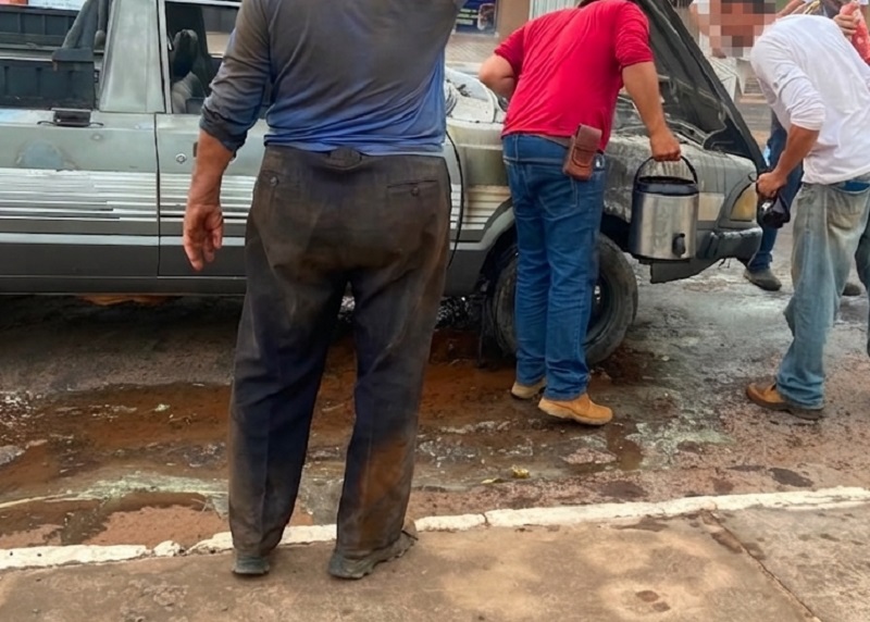 Incêndio em veículo assusta moradores e mobiliza populares em Aquidauana