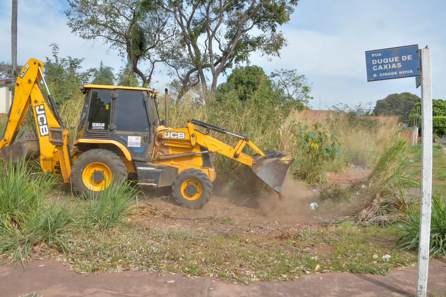 Prefeitura inicia limpeza de terrenos com mato e resíduos em Aquidauana3