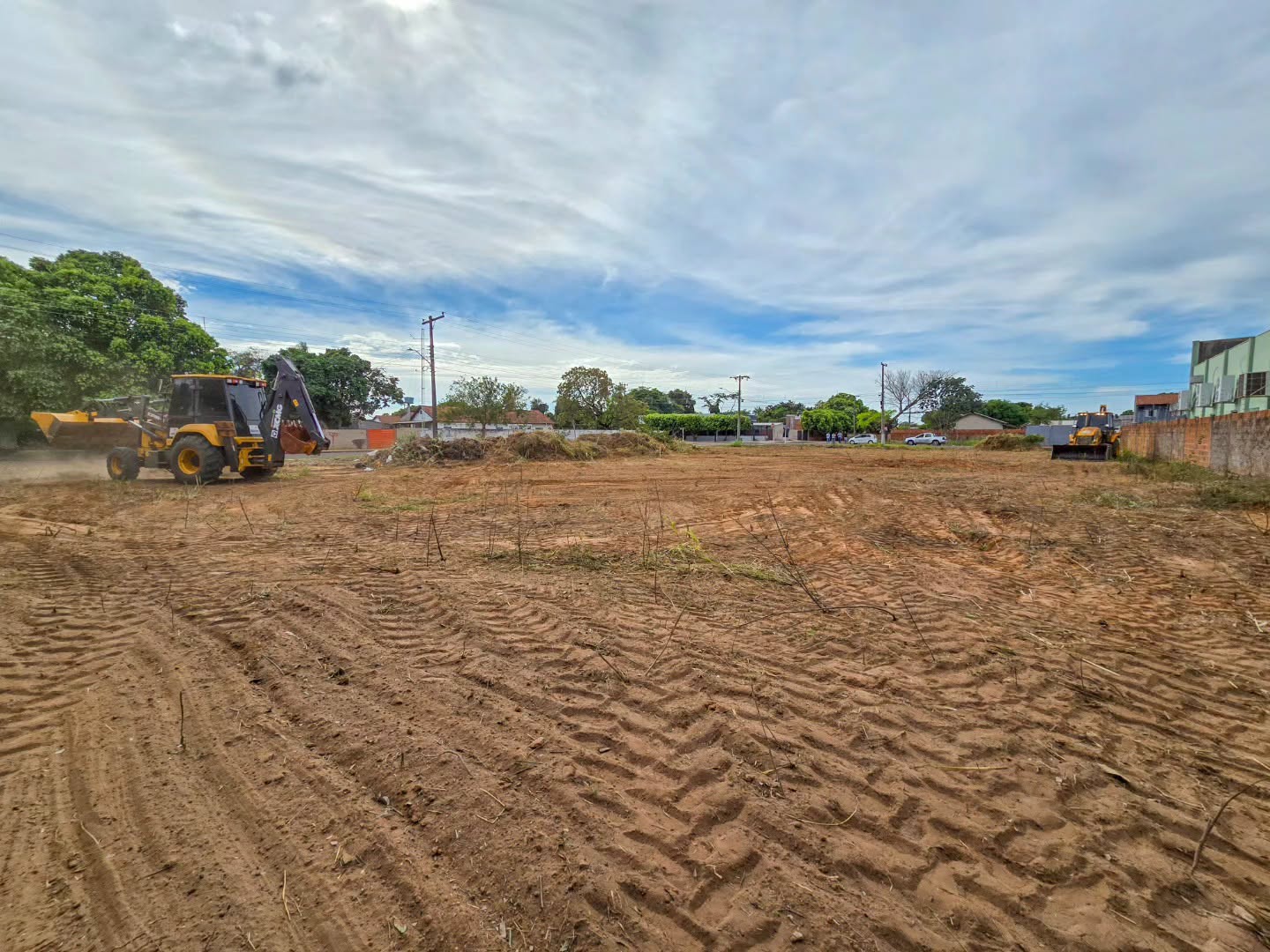 Prefeitura inicia limpeza de terrenos com mato e resíduos em Aquidauana4