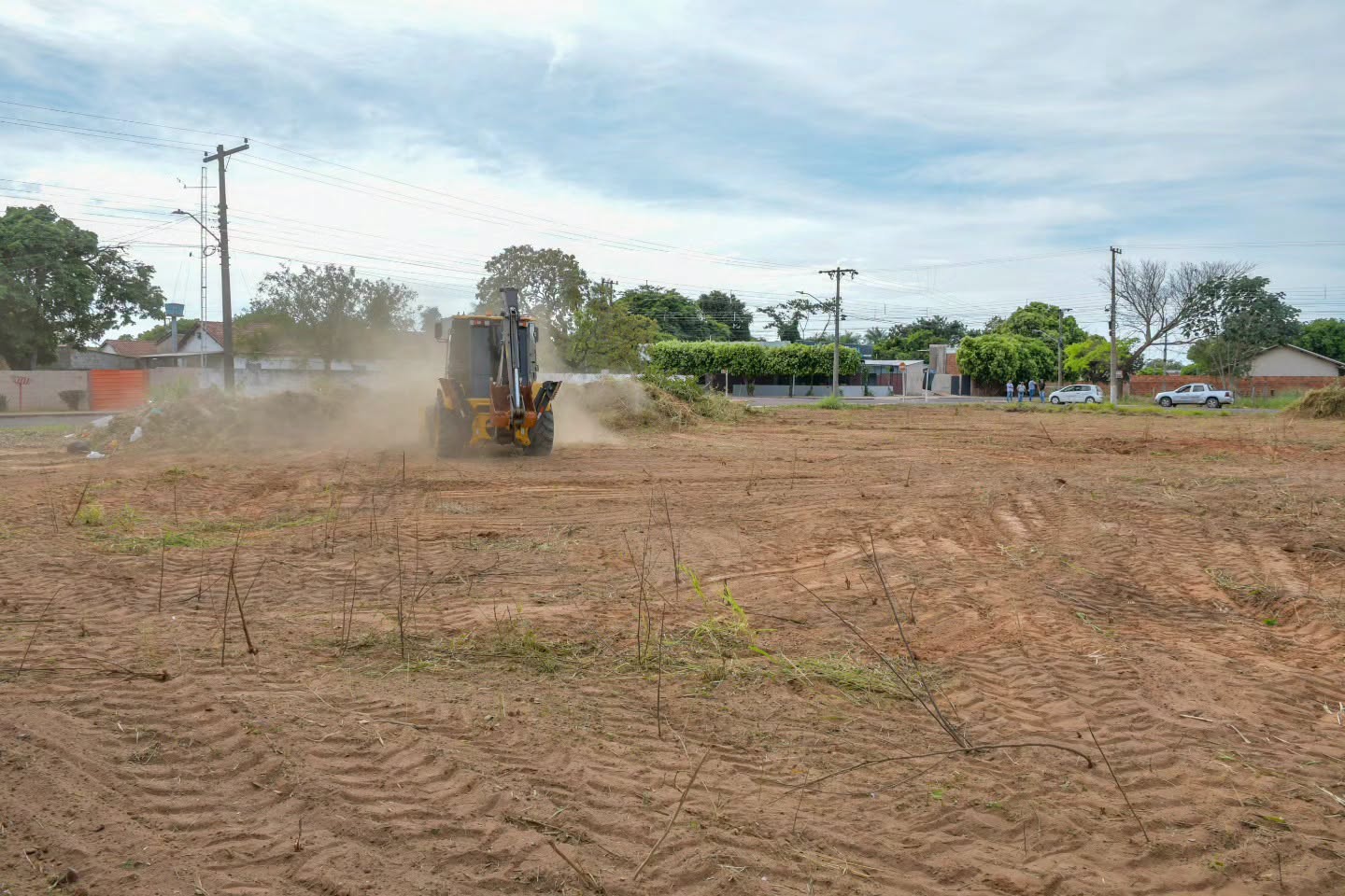 Prefeitura inicia limpeza de terrenos com mato e resíduos em Aquidauana5