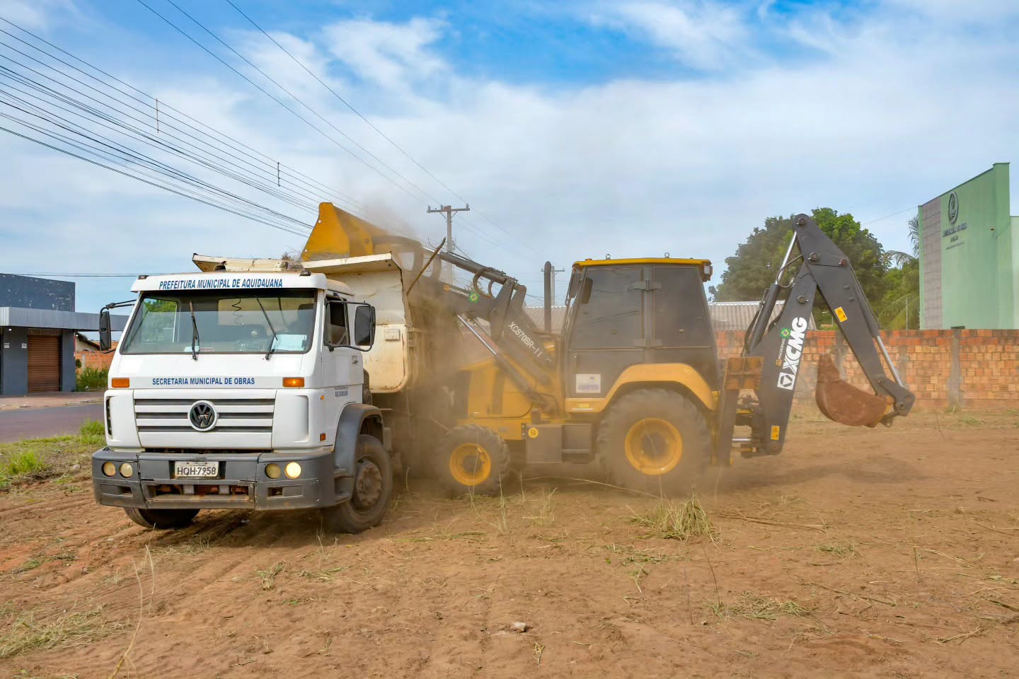 Prefeitura inicia limpeza de terrenos com mato e resíduos em Aquidauana6