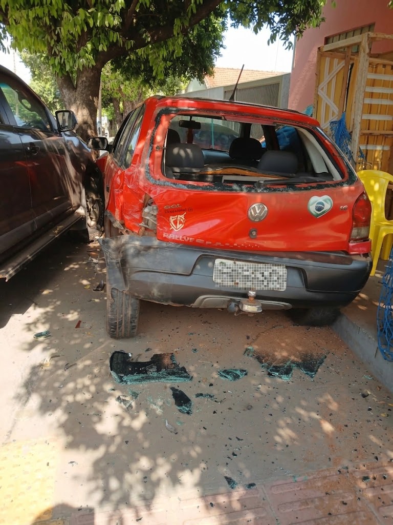 Caminhonete atinge carro estacionado na calçada em Aquidauana