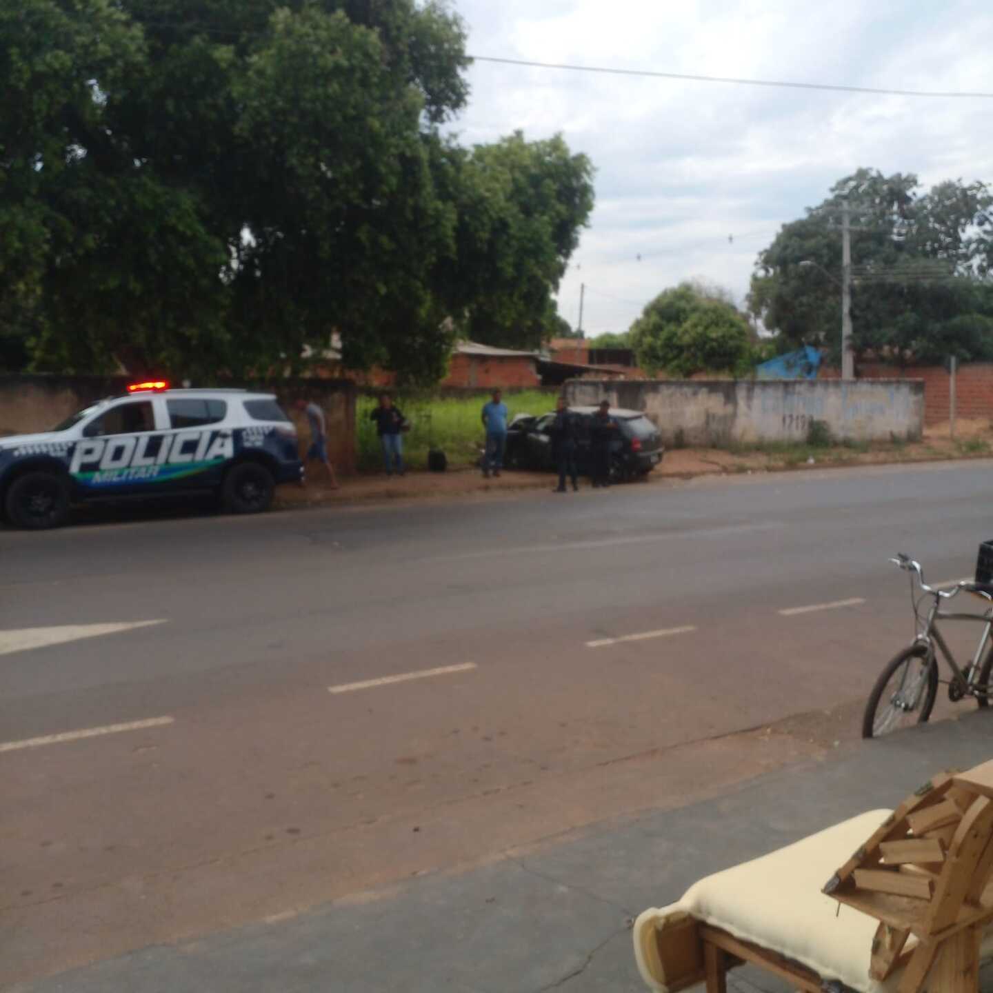 Carro bate contra muro após condutor perder o controle em Aquidauana