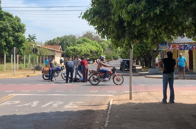 Ciclista é levada ao hospital após colisão com carro em Aquidauana