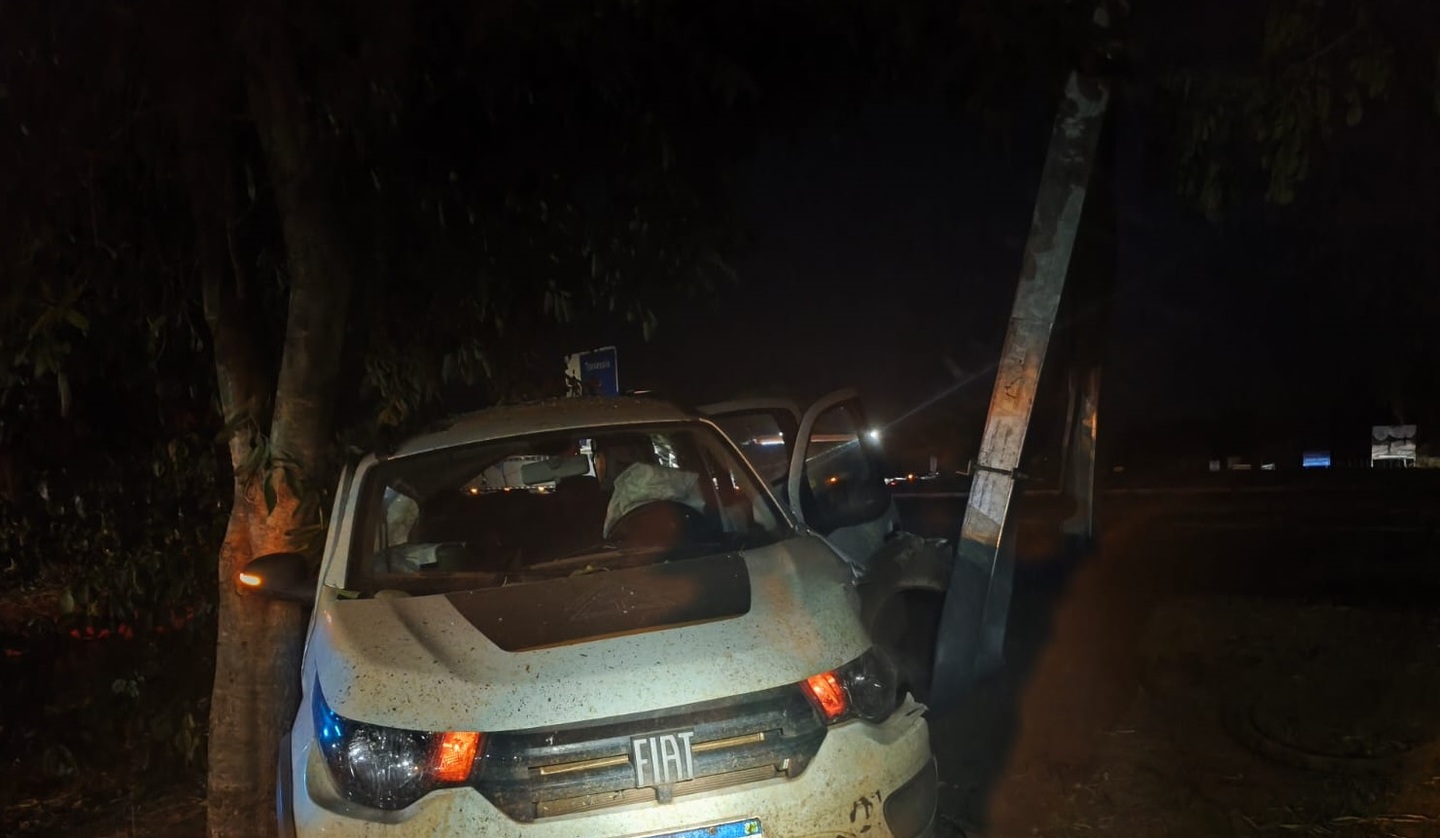 Motorista embriagado bate carro em árvore e é preso em Anastácio2