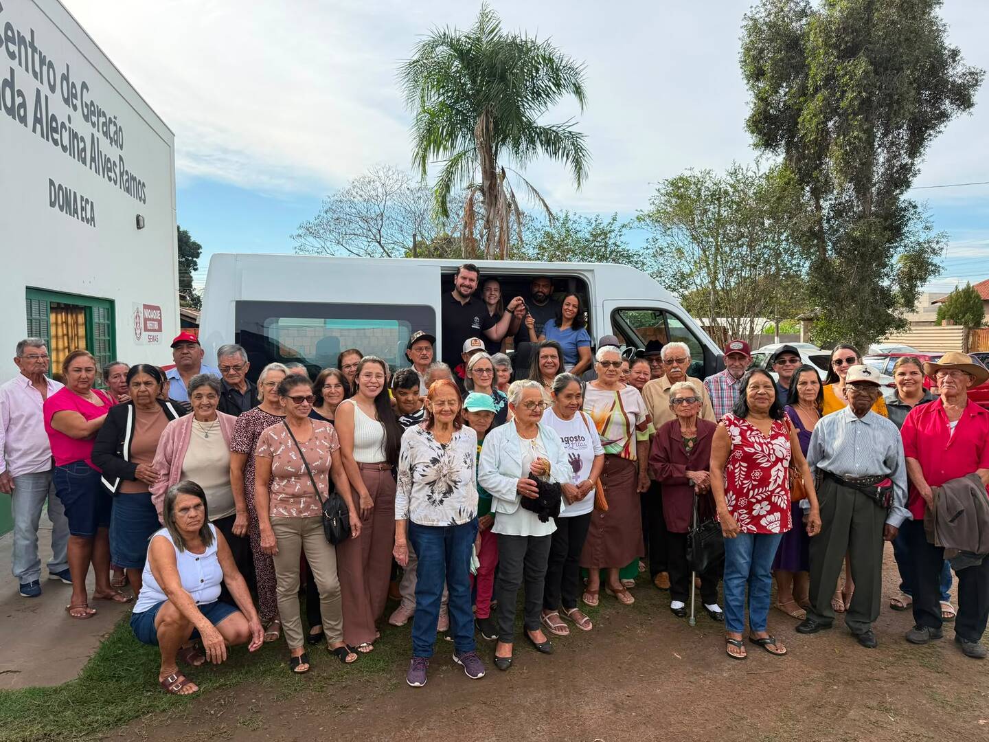 Prefeitura de Nioaque entrega van adaptada para transporte de idosos2