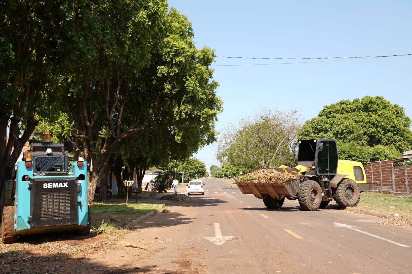 Equipes reforçam limpeza e manutenção de espaços públicos em Anastácio3