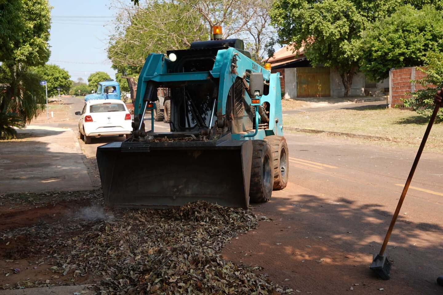 Equipes reforçam limpeza e manutenção de espaços públicos em Anastácio4