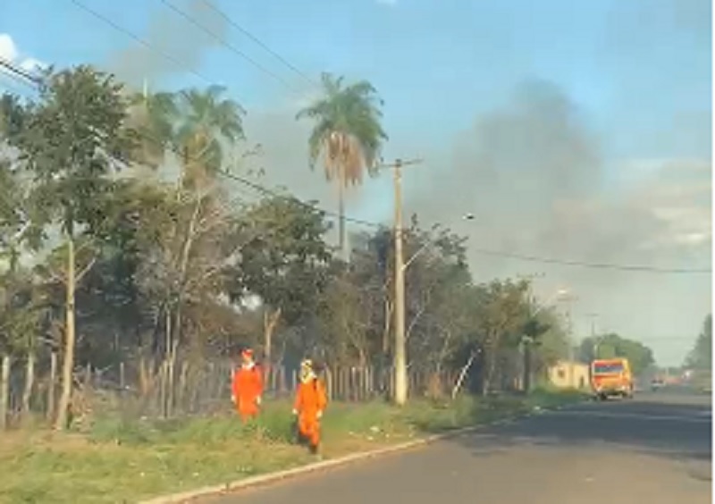 Bombeiros de Aquidauana controlam incêndio em área próxima ao asilo